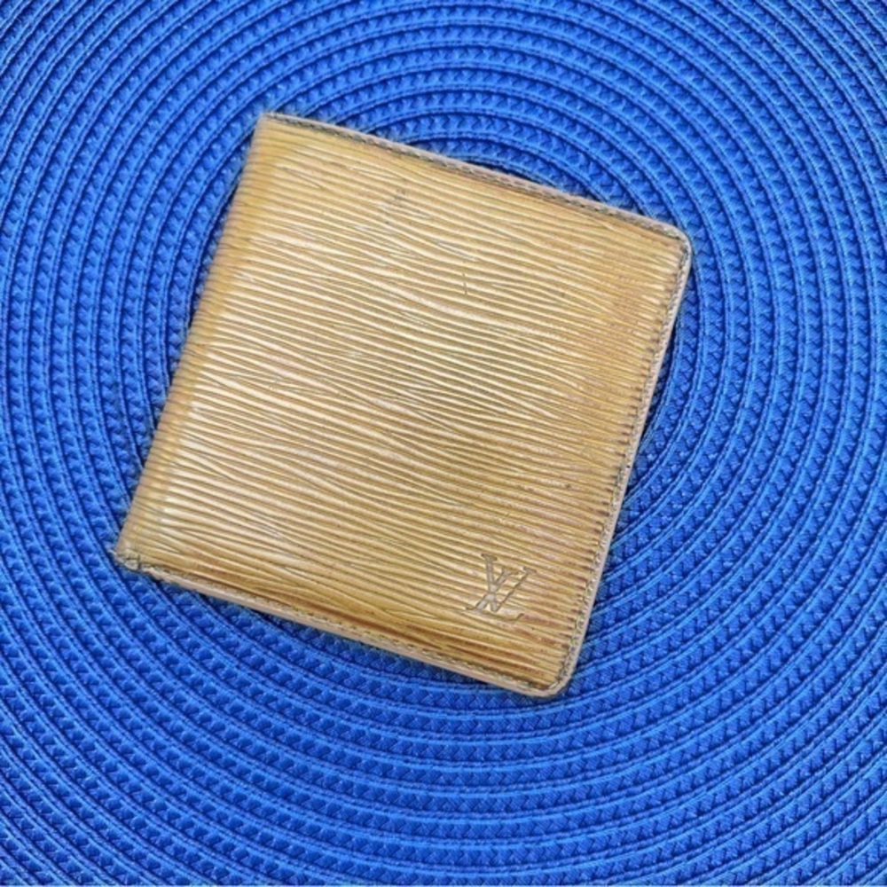AUTHENTIC Louis Vuitton vintage wallet. Previously owned. Tassel yellow.